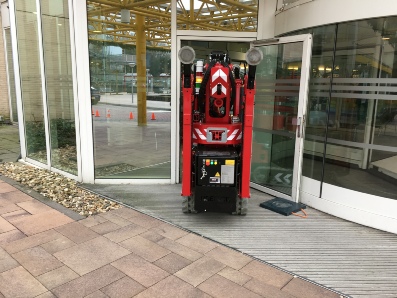 door deur naar binnen rijden hoeflon minihijskraan