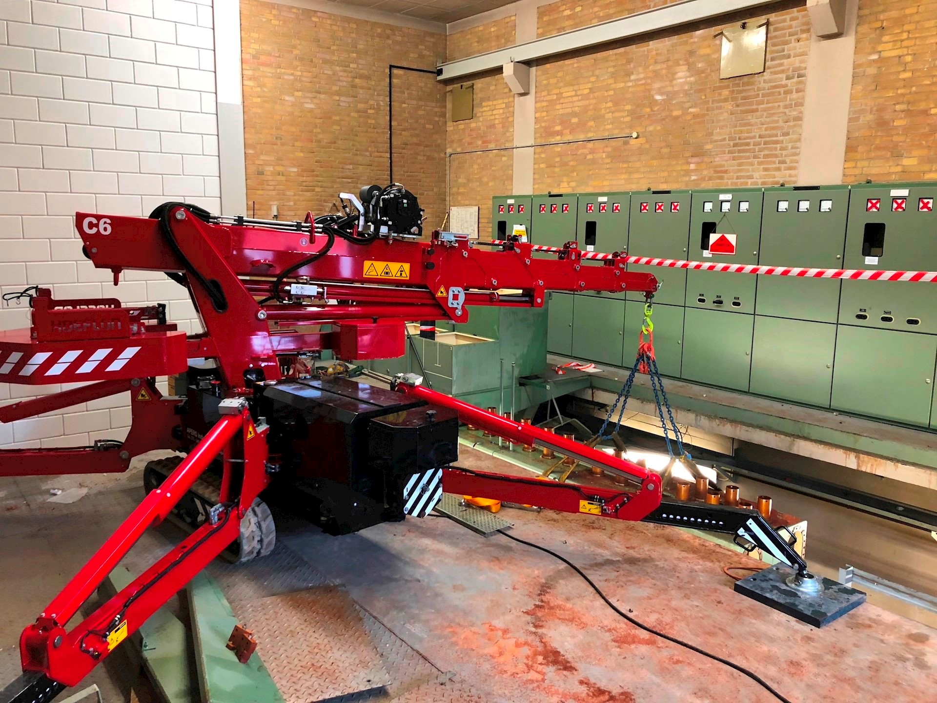 hoogspanningsstation inpandig hijswerk met hoeflon