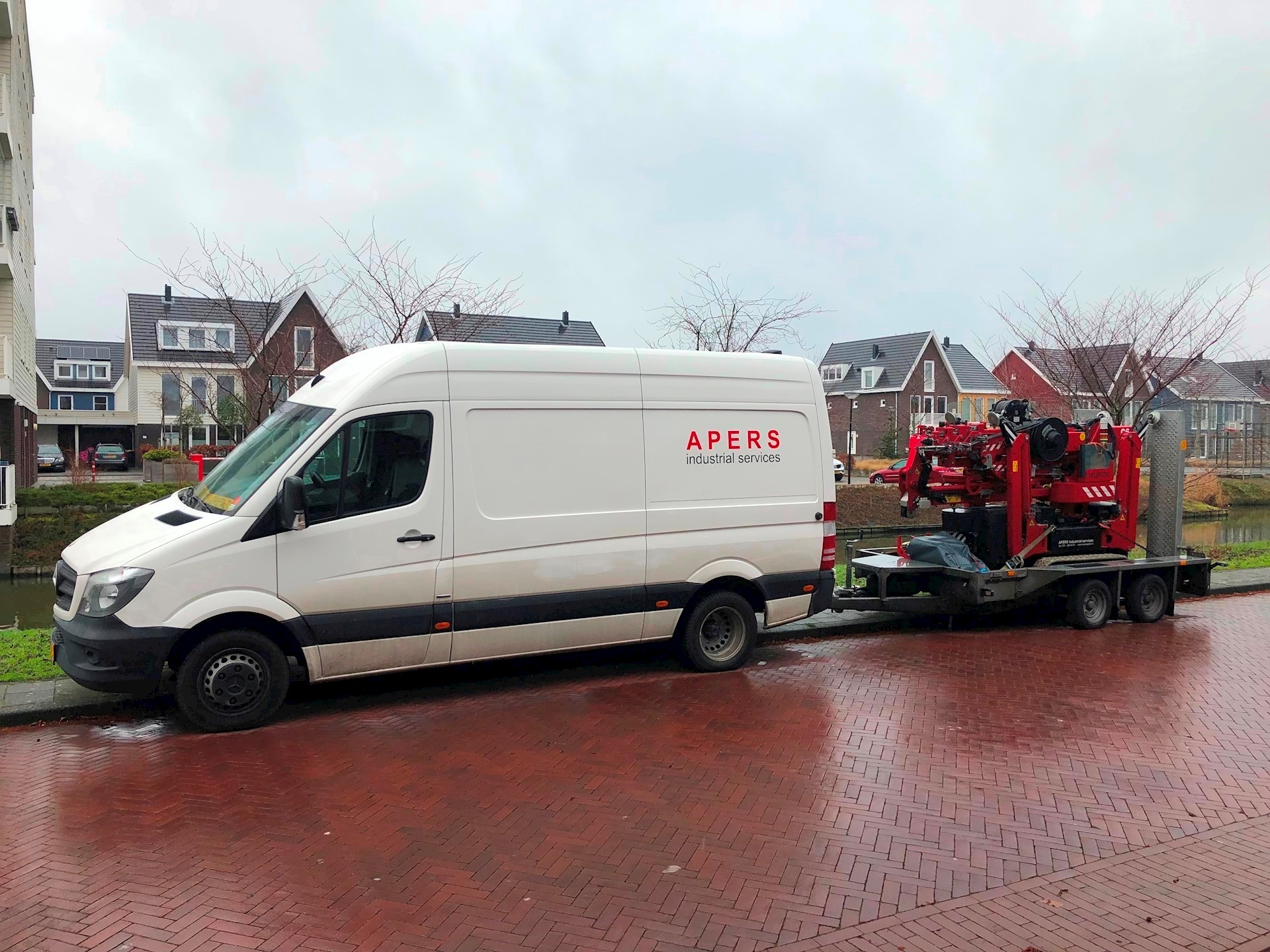 materieelwagen en hoeflon minihijskraan