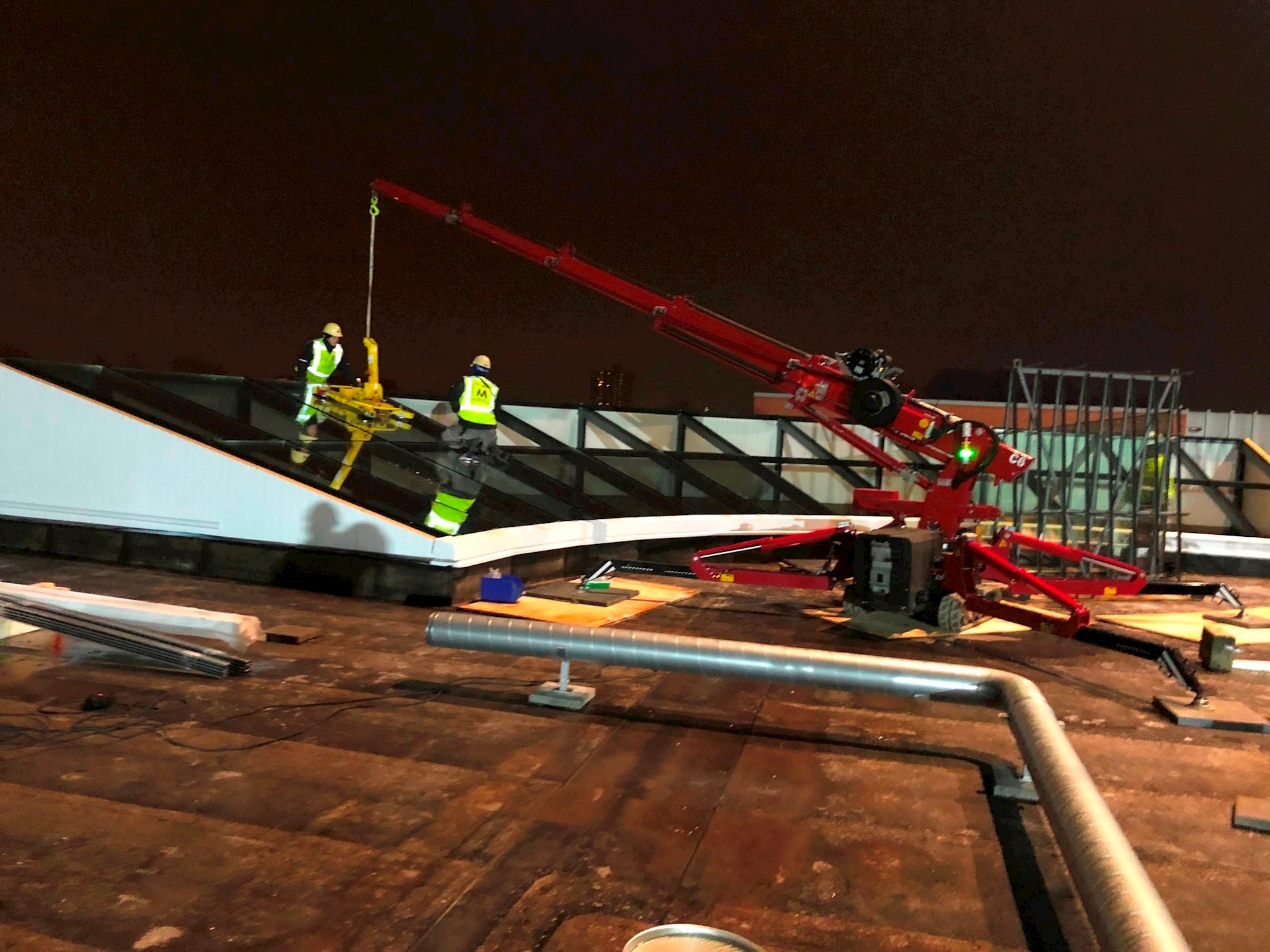 glas hijsen vacuum zuiger op dak winkelcentrum