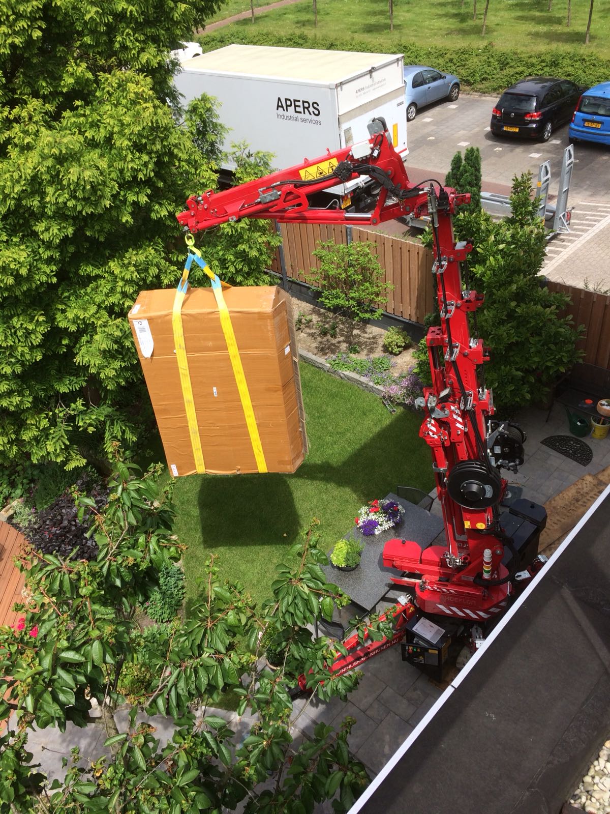 kast hijsen in tuin