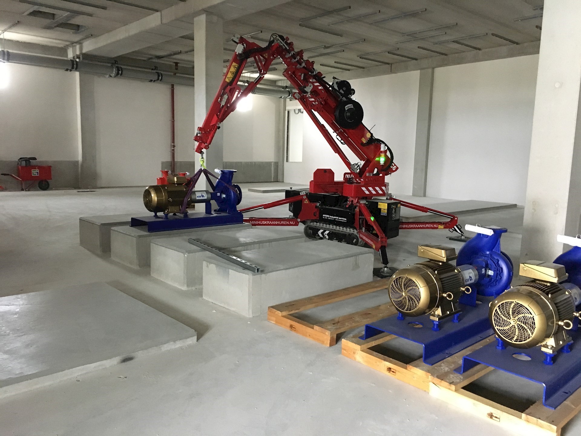 pomp hijsen met hoeflon minihijskraan in gebouw