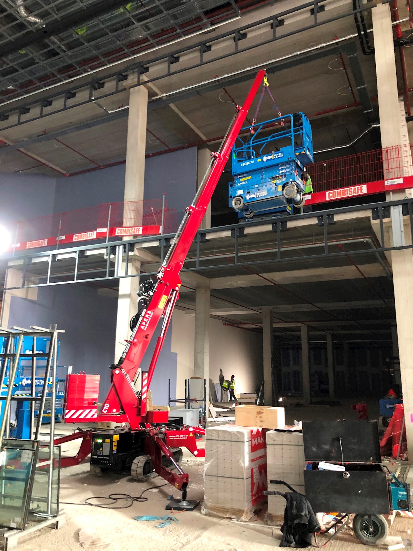 Hoogwerker op verdiepingsvloer hijsen met minihijskraan