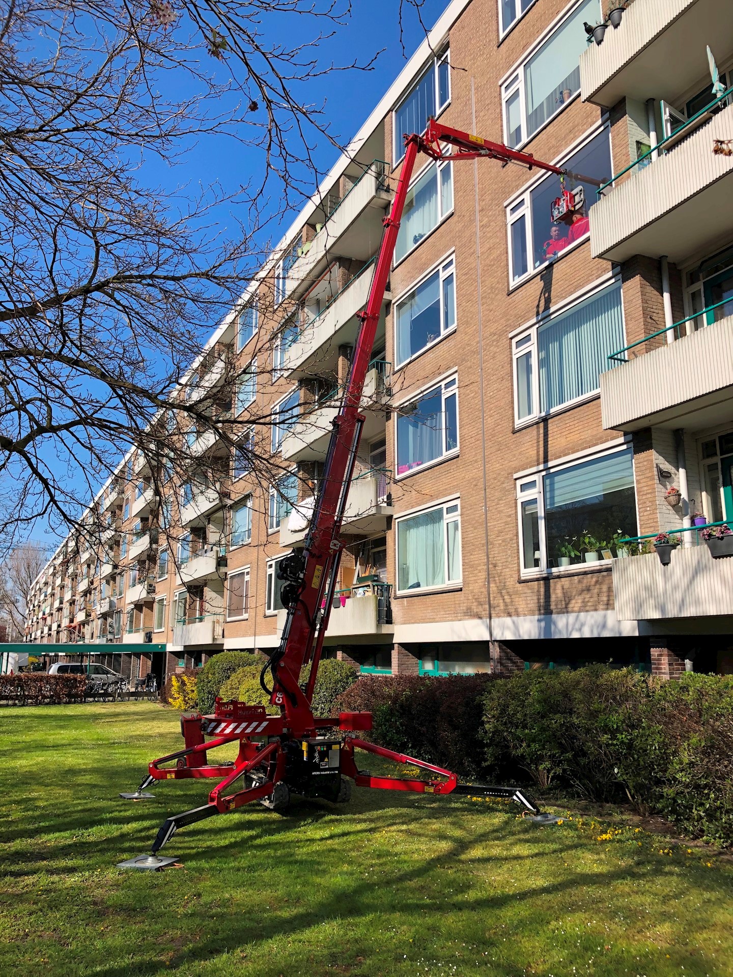 Glas plaatsen met minihijskraan Hoeflon C6