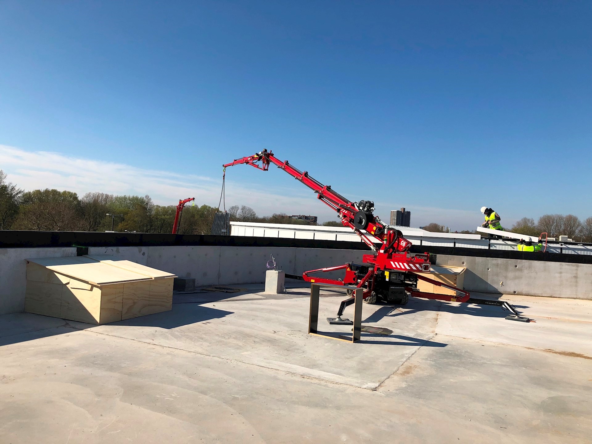 Glas plaatsen op dak met minihijskraan