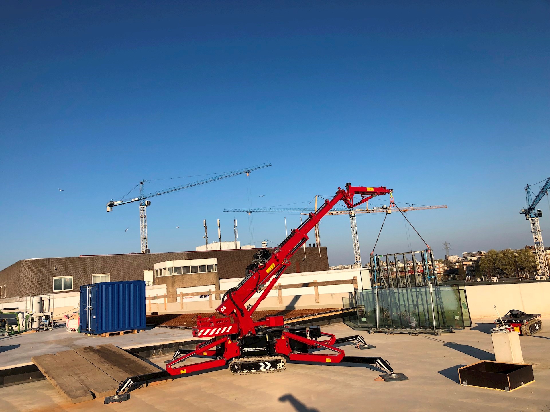 Glas hijsen en transporteren met rupsdolly