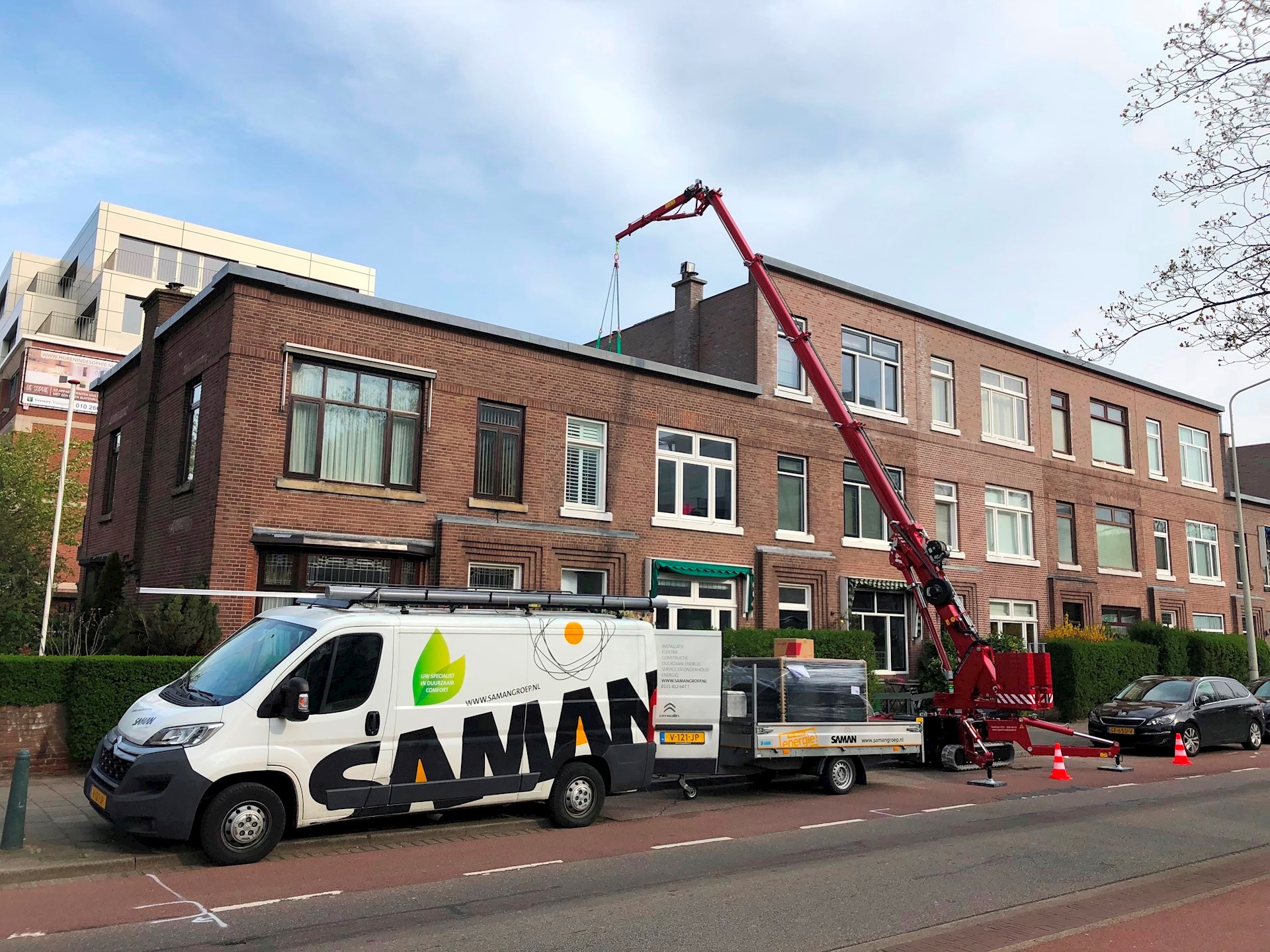 Zonnepanelen op dak hijsen met minihijskraan