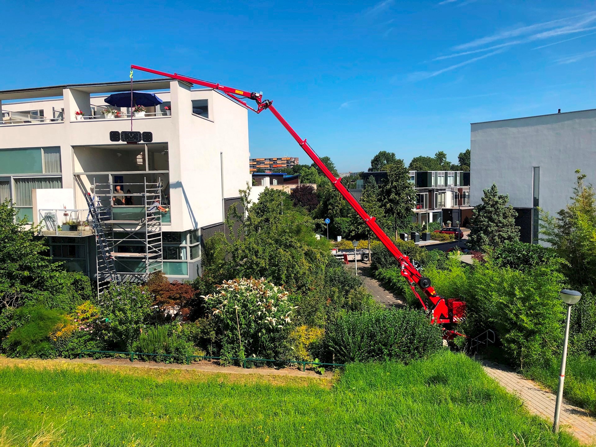 Minihijskraan Hoeflon C10 op voetpad 