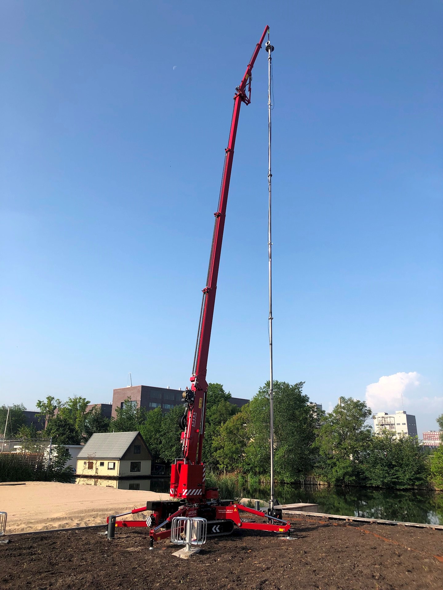 Bronpomp hijsen met minihijskraan Hoeflon C10
