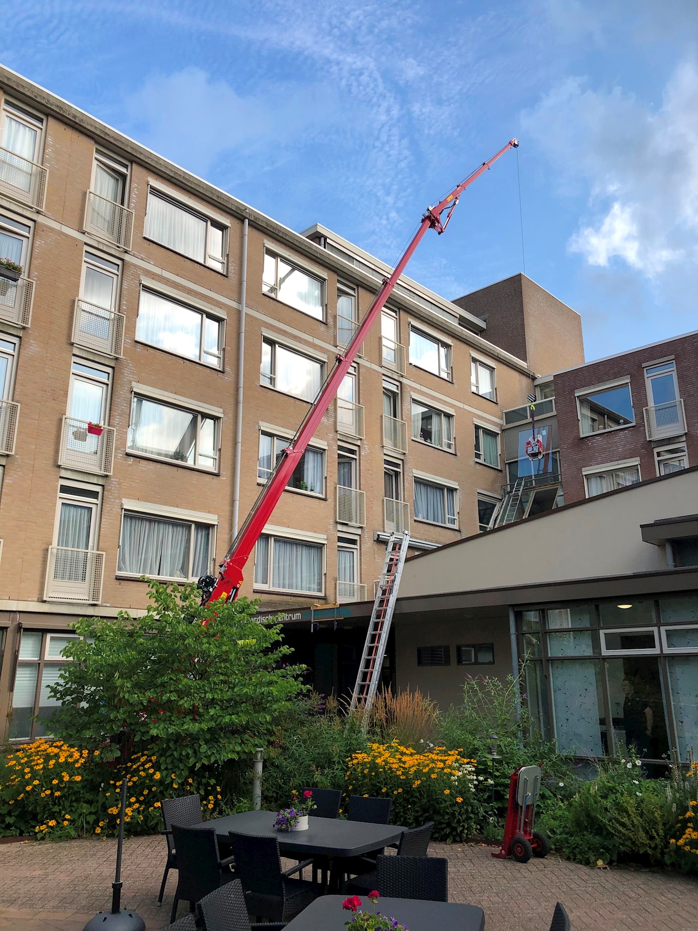 Glasmontage met Hoeflon C10 minihijskraan