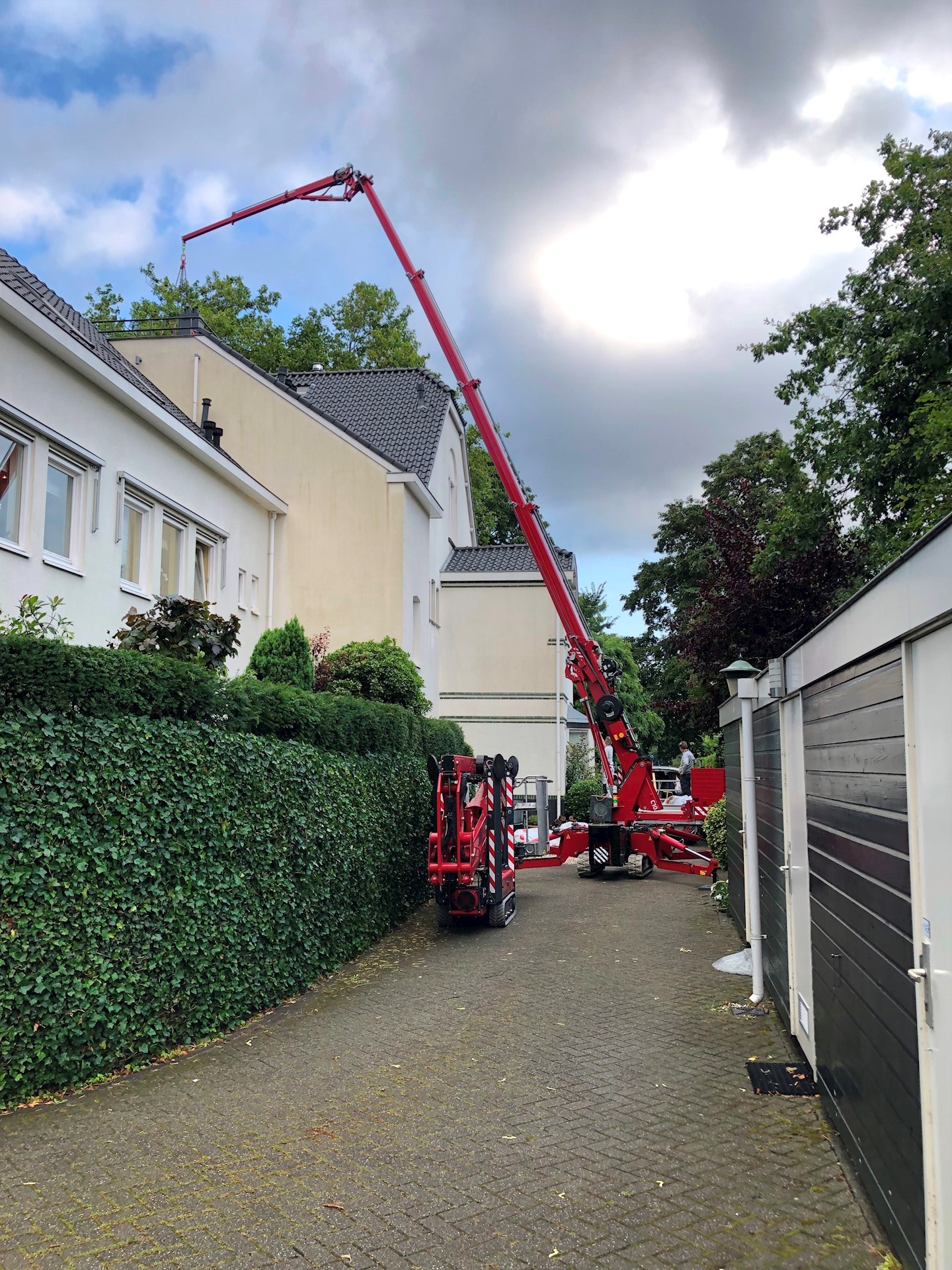 Materiaal hijsen voor dakterras met minihijskraan