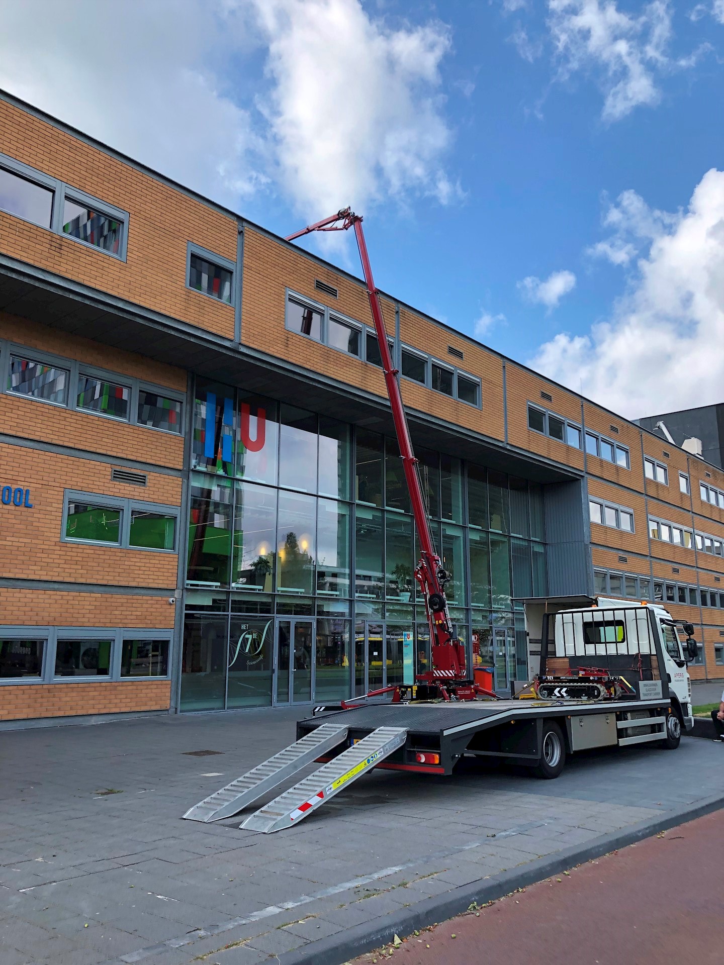 Liftmotor op dak hijsen in Utrecht