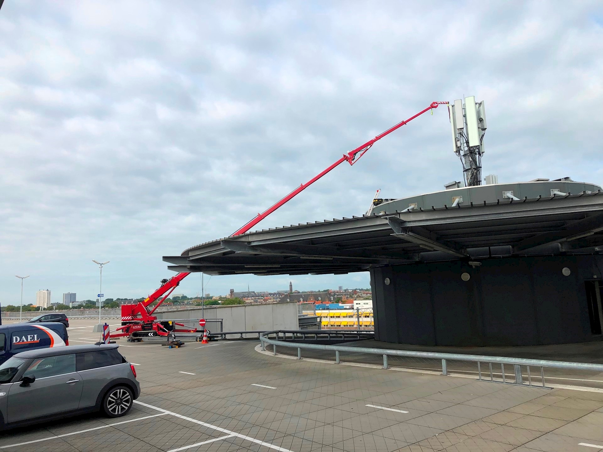 Telecom antenne hijsen met minihijskraan op parkeerdek