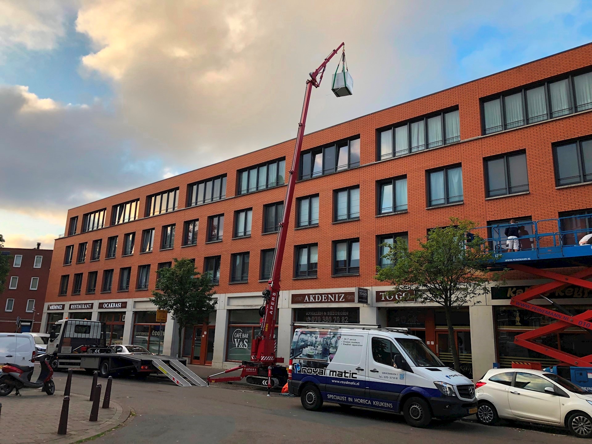 Airco hijsen met minihijskraan in Den Haag