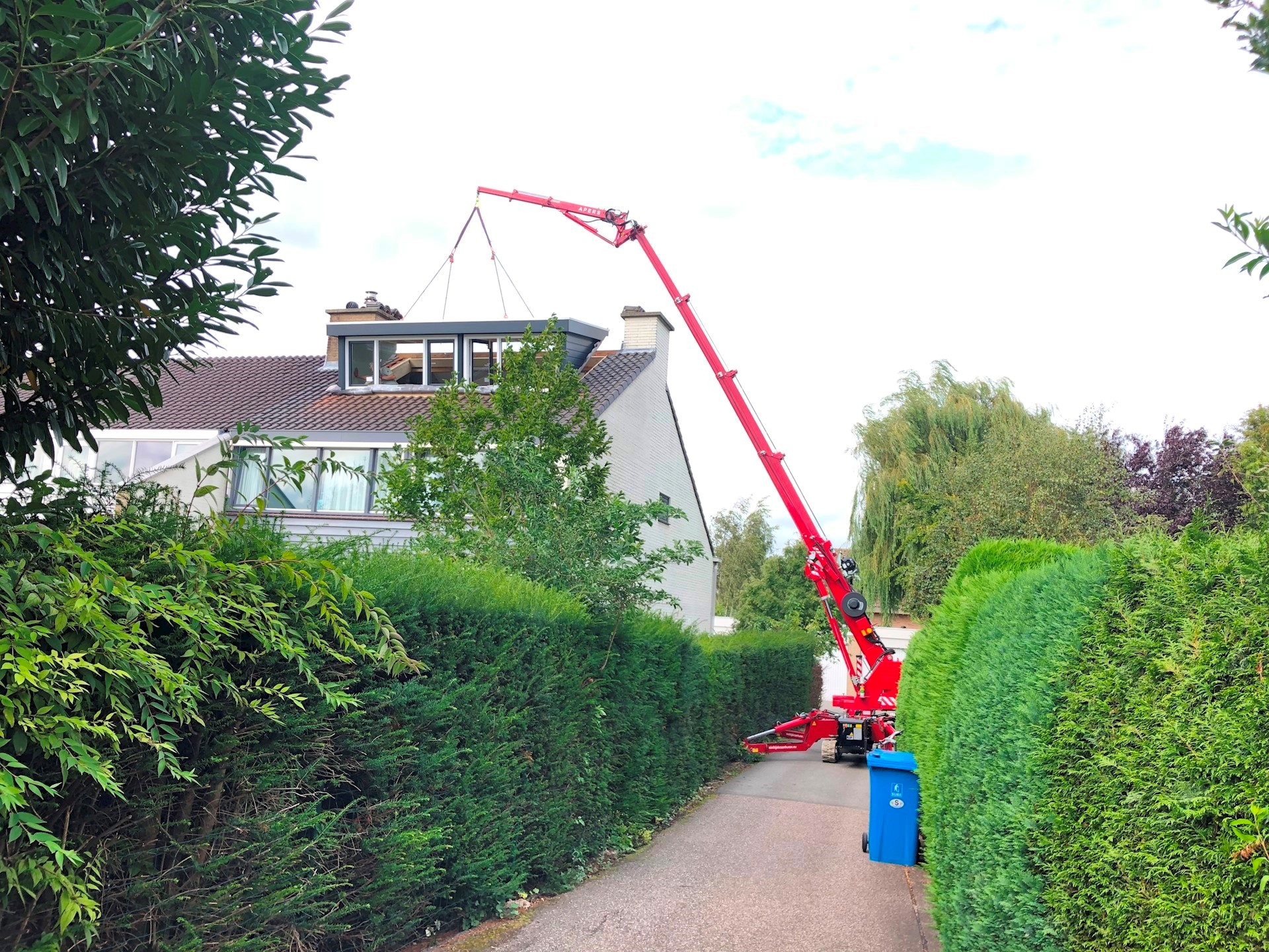 Dakkapel hijsen met minihijskraan Hoeflon C10