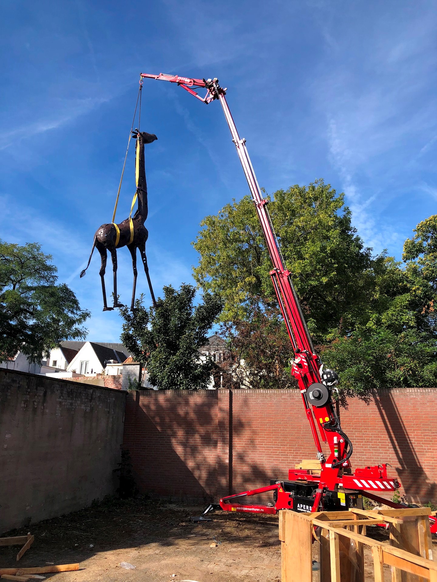 Kunstwerk hijsen in centrum Leiden met minihijskraan