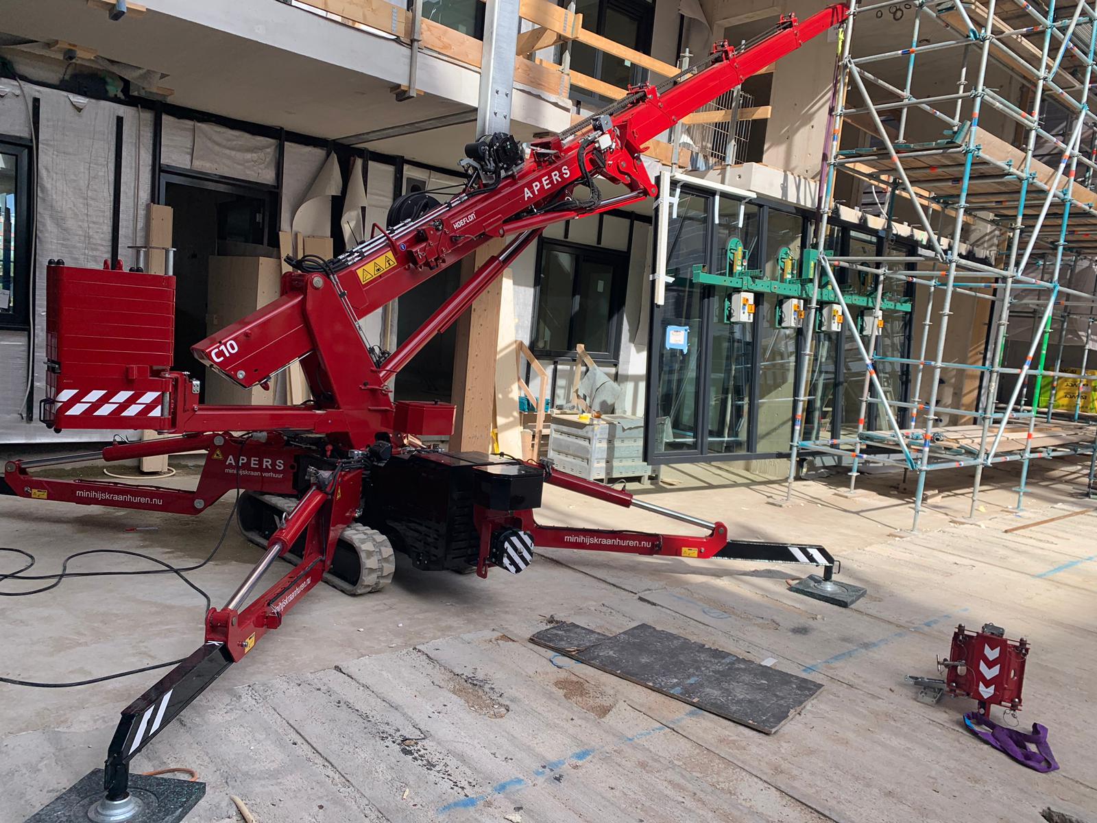 Pui hijsen met minihijskraan Hoeflon C10 op binnenplaats