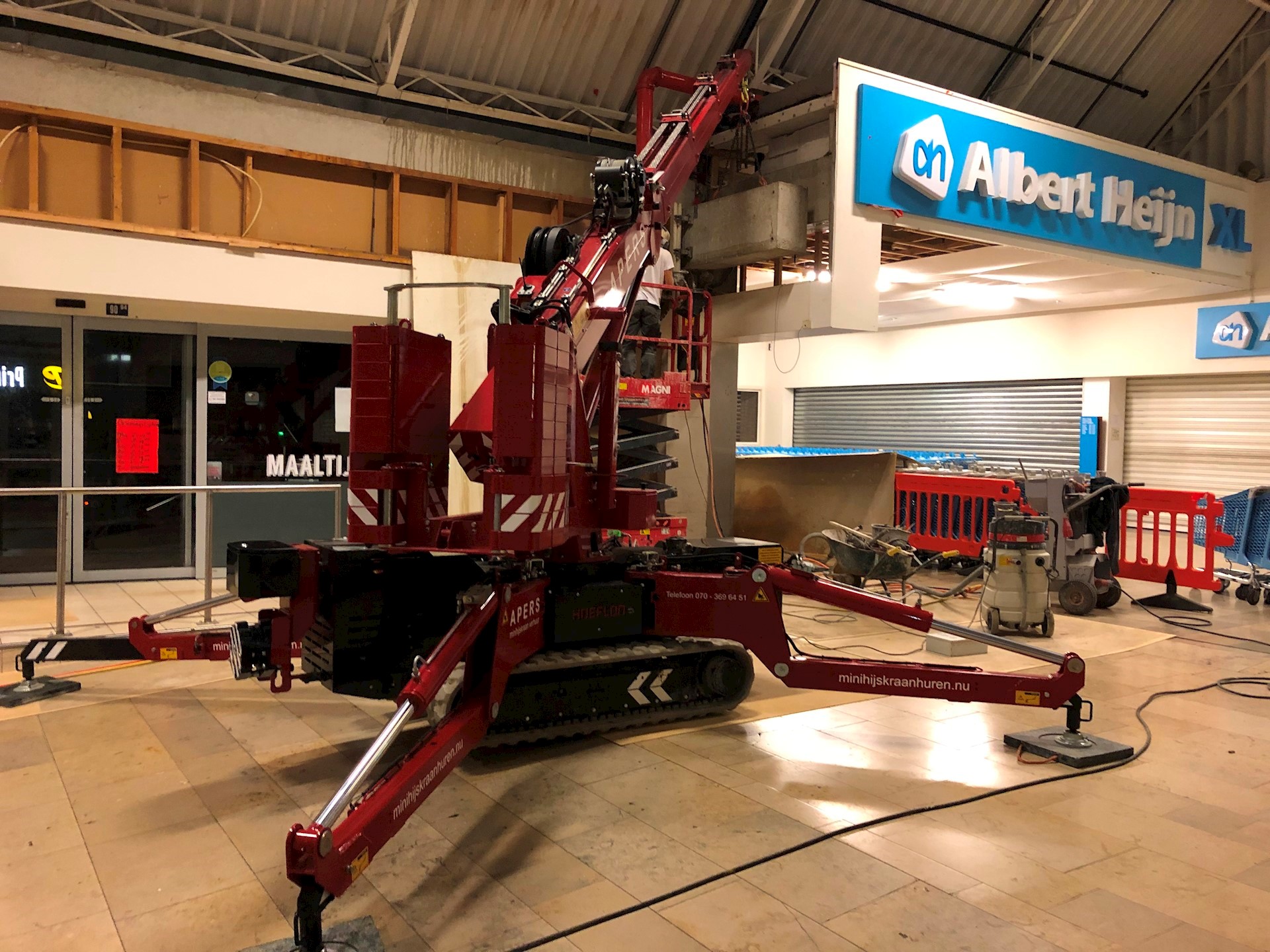 Hoeflon C10 minihijskraan in winkelcentrum