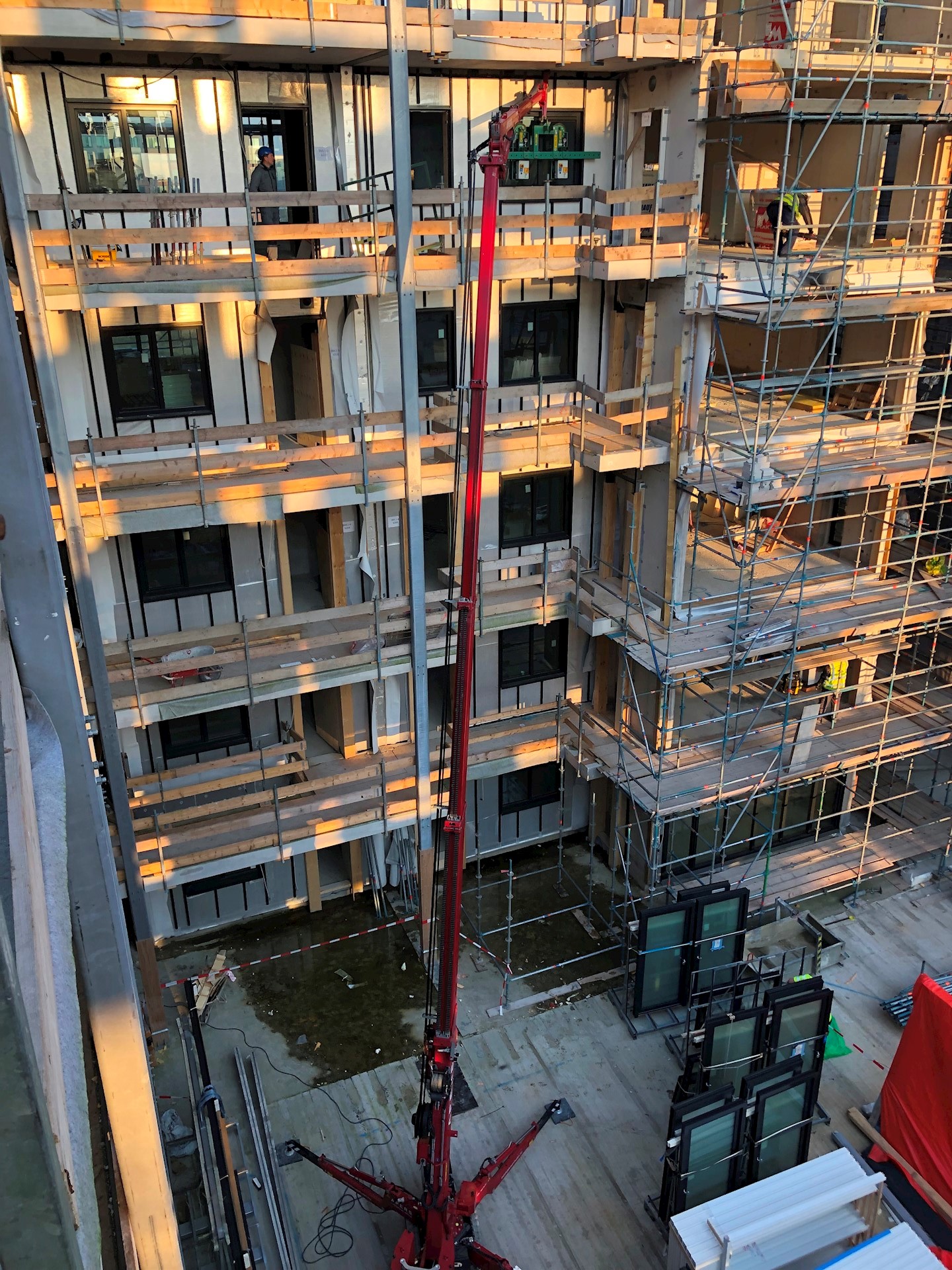 Kozijnen met glas hijsen met minihijskraan C10