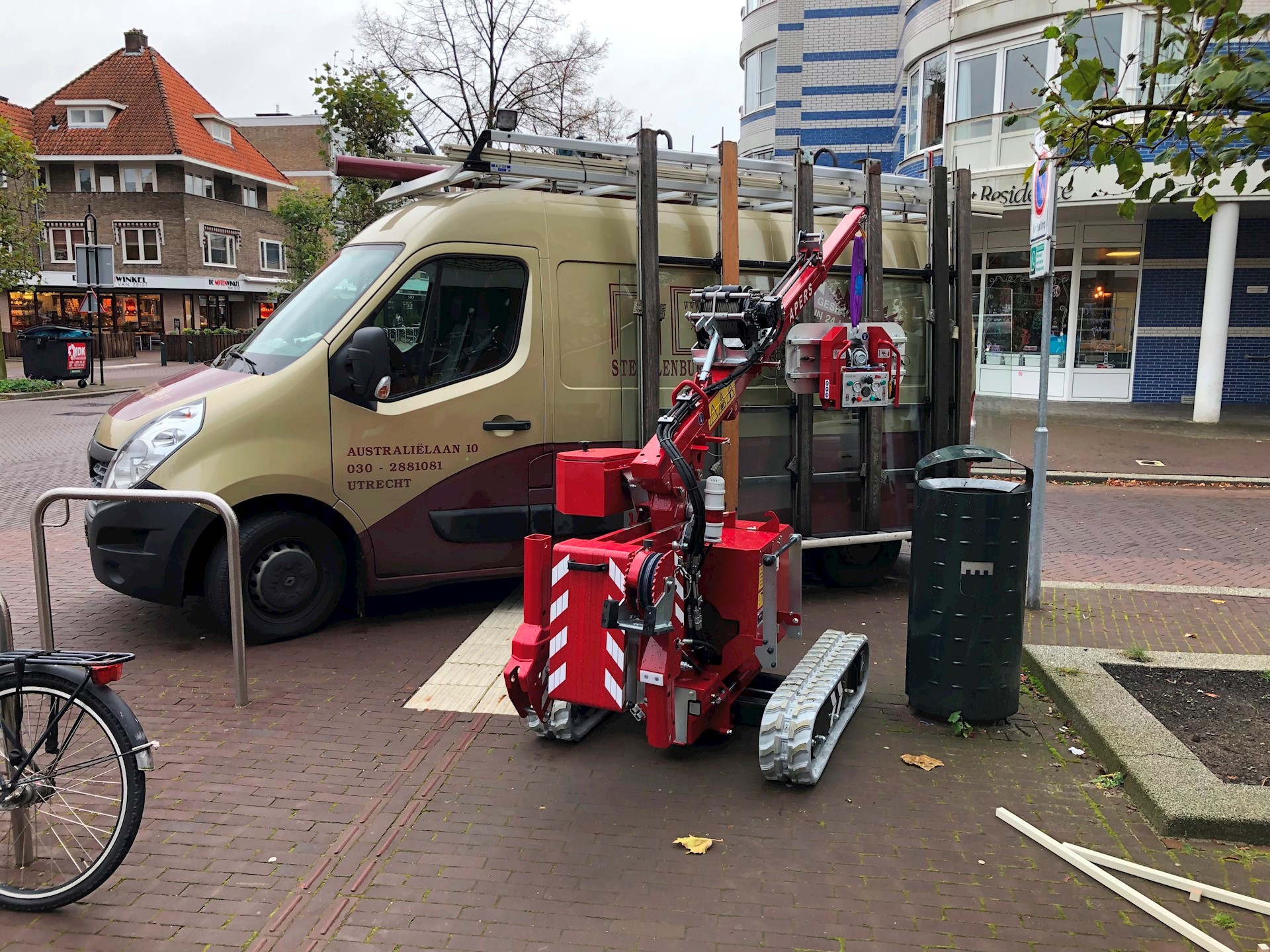 Minihijskraan Hoeflon C1 kan rijden met glas in de zuiger