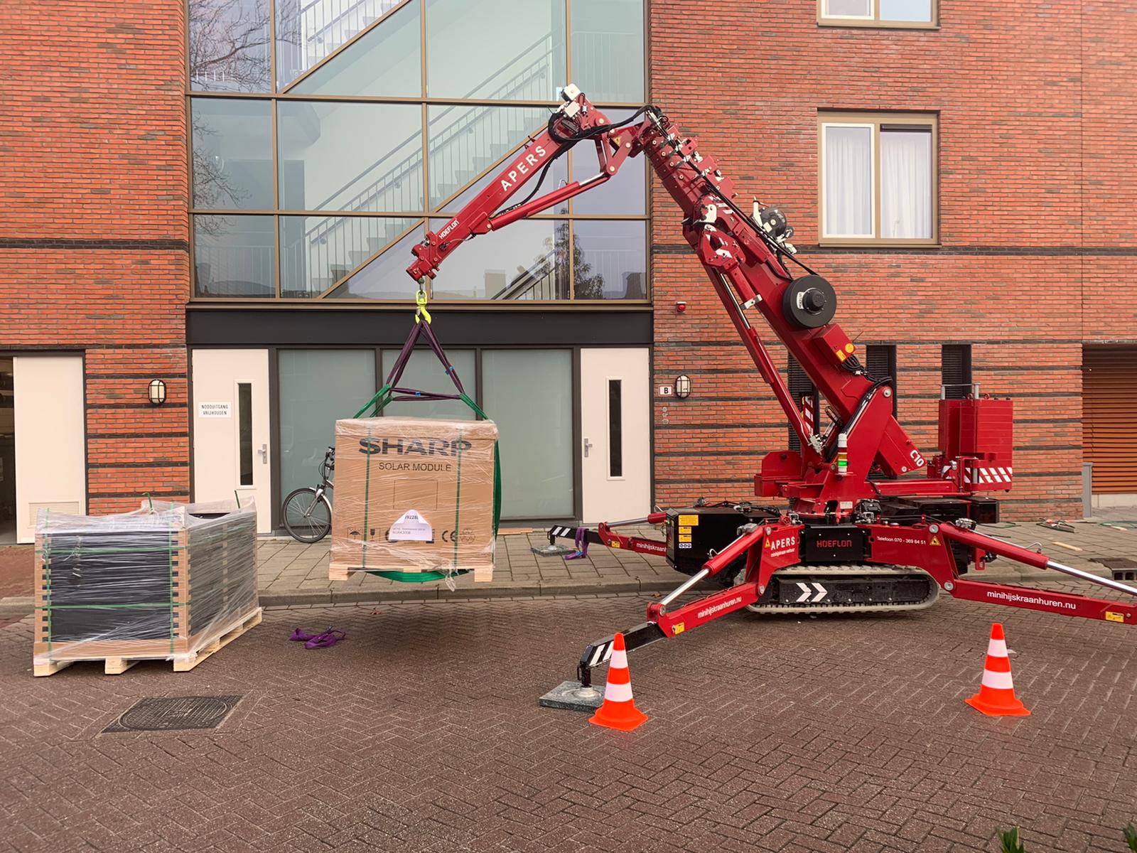 Zonnepanelen hijsen met minihijskraan