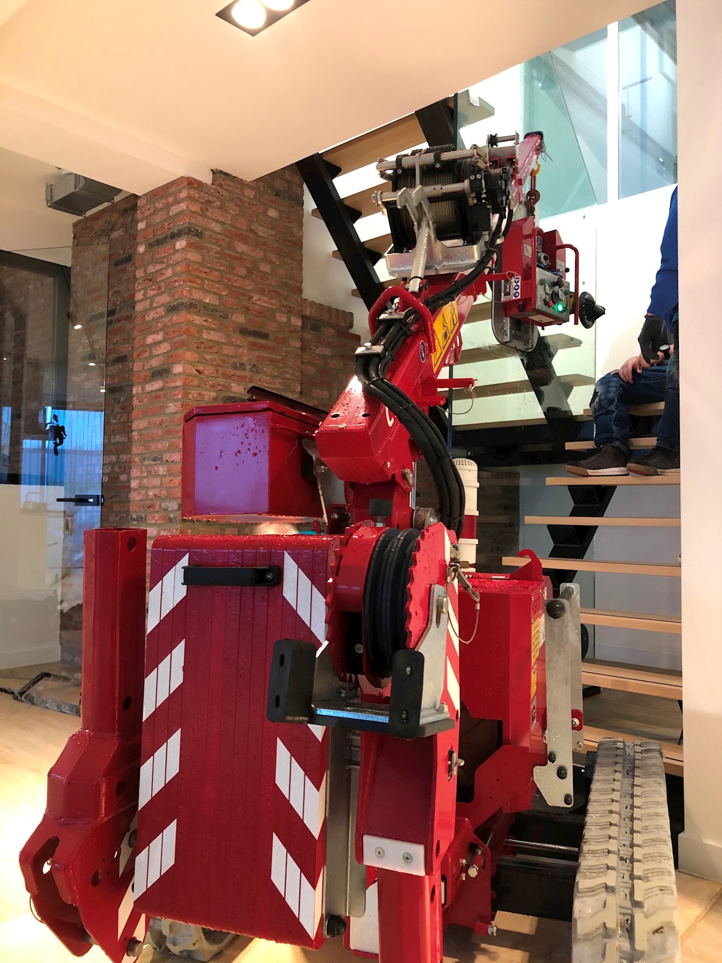 Glasmontage binnen met Hoeflon C1 minihijskraan