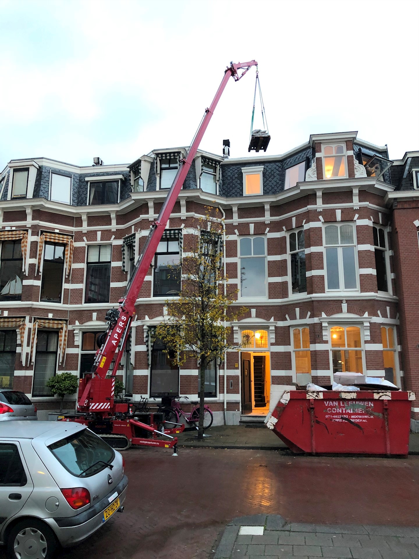Zonnepanelen hijsen met minihijskraan in Den Haag