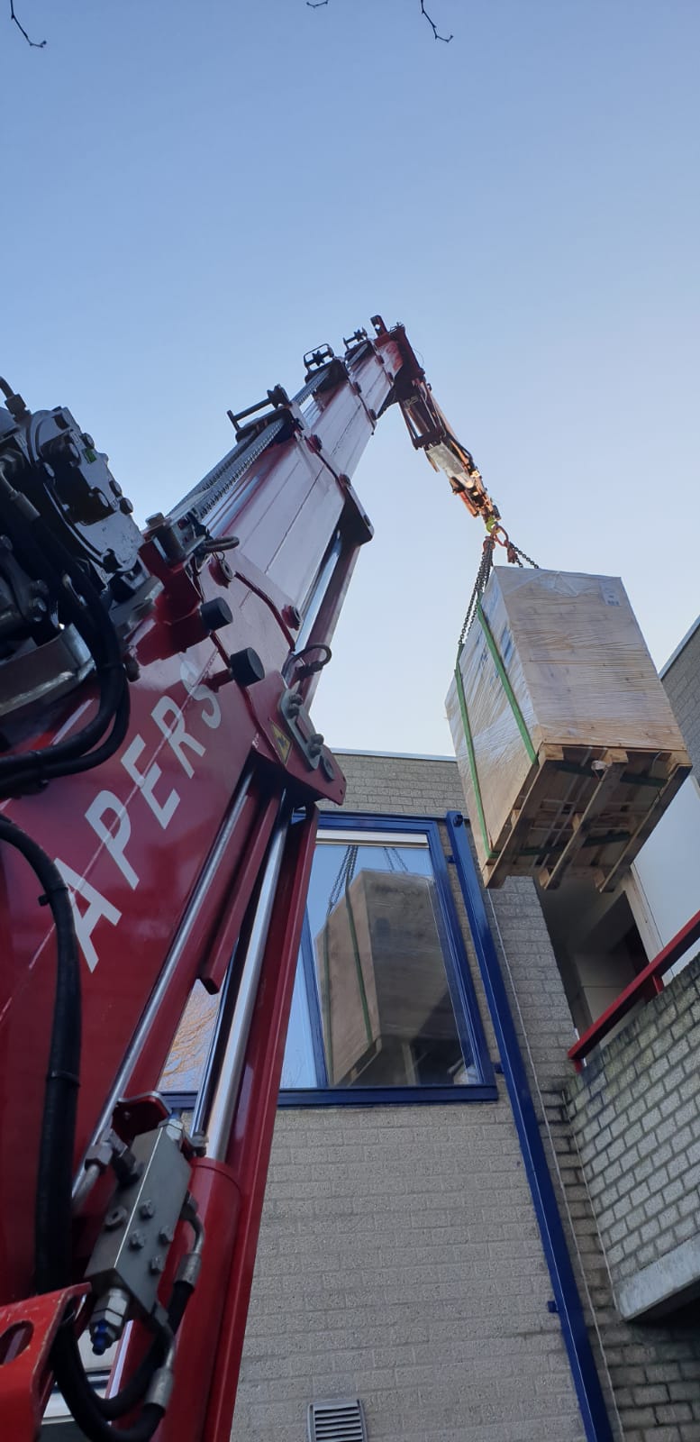 Machine hijsen met minihijskraan Hoeflon C6 op binnenplaats